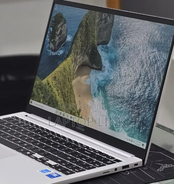 New Laptop Samsung Galaxy Book4 16GB Intel Core 7 SSD 512GB