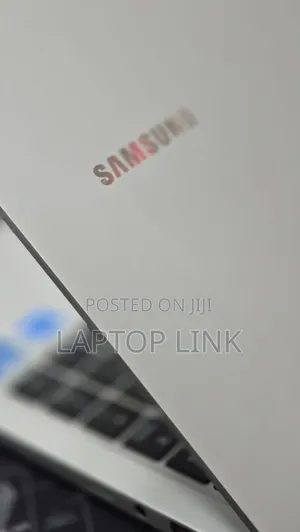 New Laptop Samsung Galaxy Book4 16GB Intel Core 7 SSD 512GB