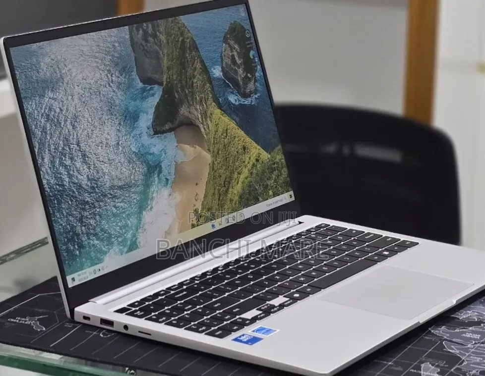 New Laptop Samsung Galaxy Book4 16GB Intel Core 7 SSD 512GB