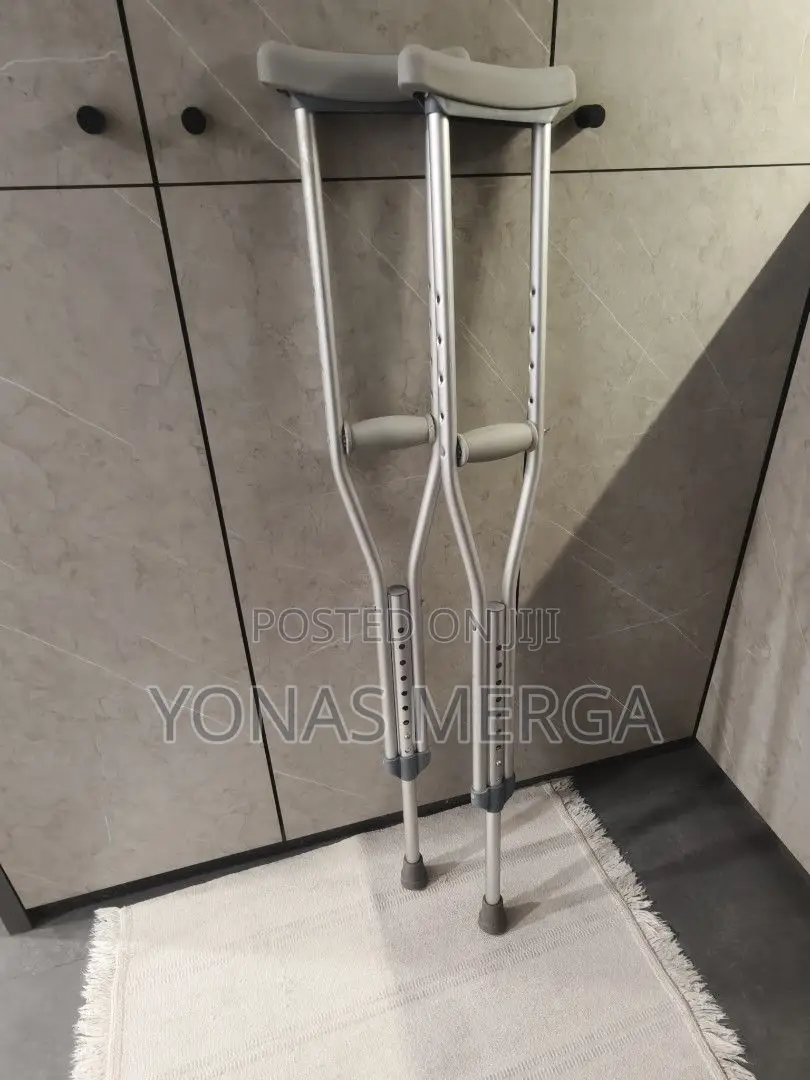 Axillary Crutches恢弔underarm Crutches杏皿rubber Padding on the Top Arch