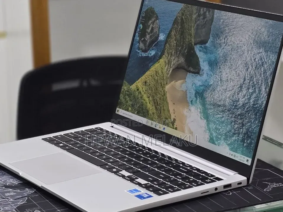 New Laptop Samsung Galaxy Book4 16GB Intel Core 7 SSD 512GB