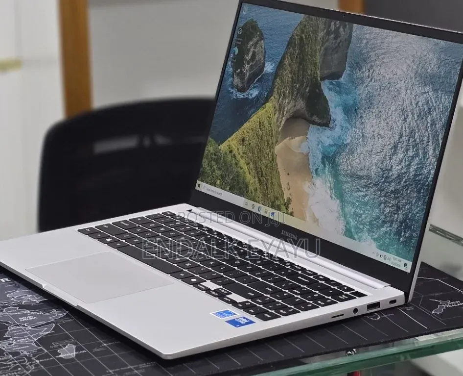 New Laptop Samsung Galaxy Book4 16GB Intel Core 7 SSD 512GB