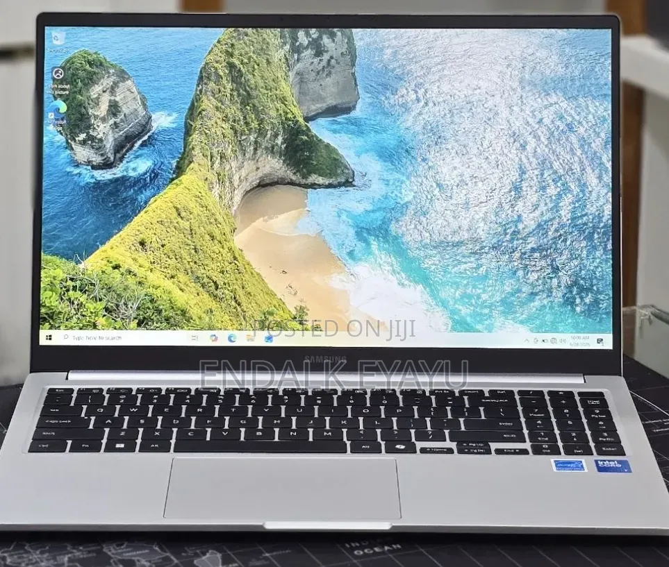 New Laptop Samsung Galaxy Book4 16GB Intel Core 7 SSD 512GB
