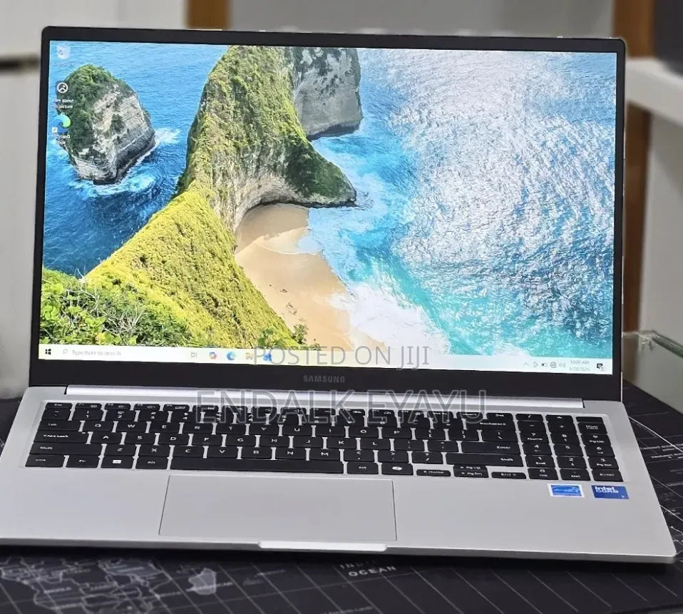New Laptop Samsung Galaxy Book4 16GB Intel Core 7 SSD 512GB