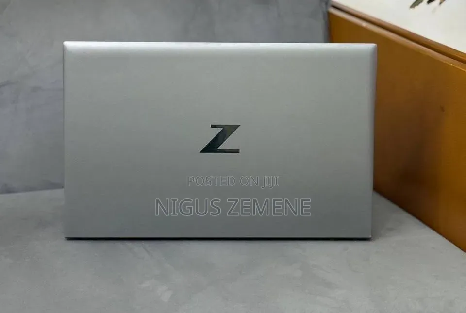 New Laptop HP ZBook Firefly G8 16GB Intel Core i7 SSD 512GB