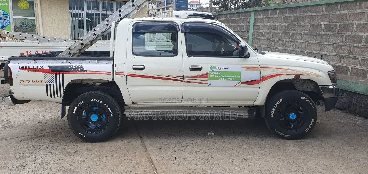 Toyota Hilux 2001 White
