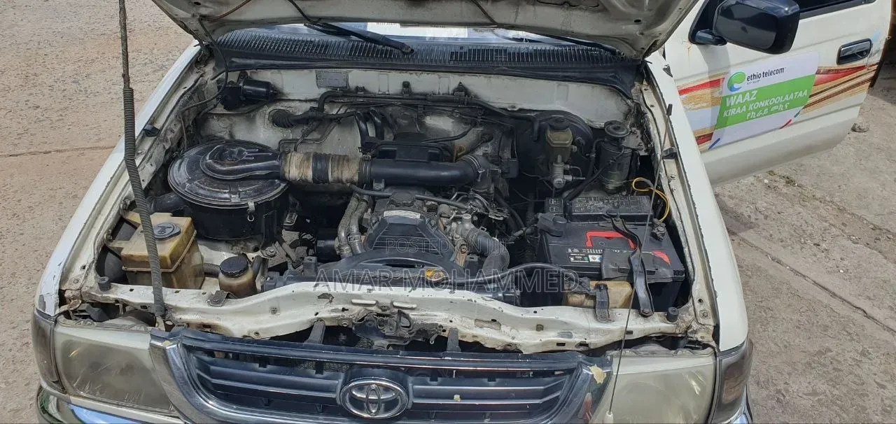 Toyota Hilux 2001 White