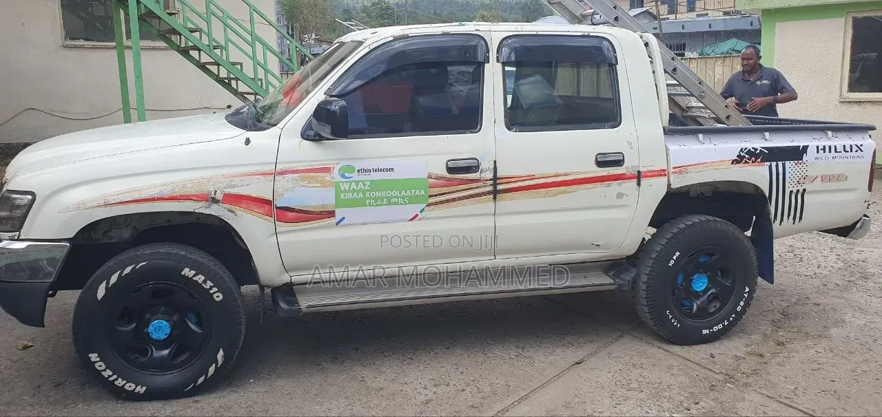 Toyota Hilux 2001 White