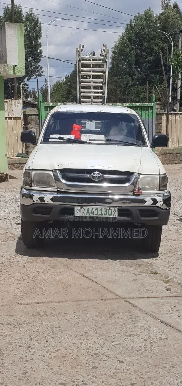 Toyota Hilux 2001 White