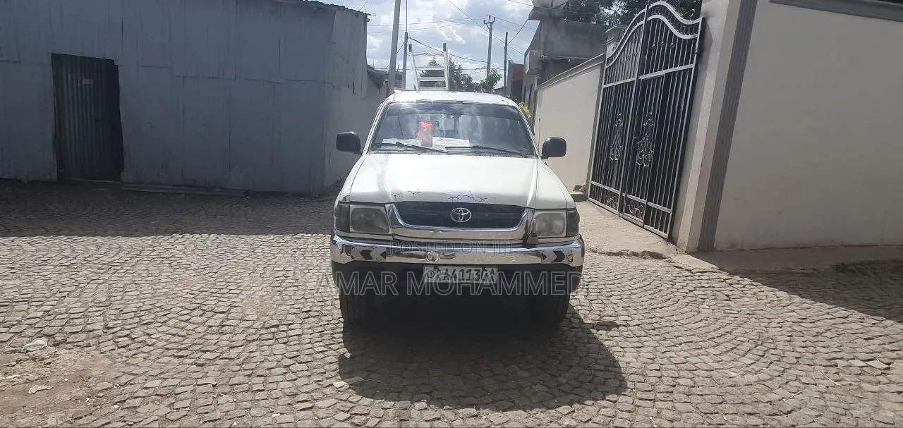Toyota Hilux 2001 White