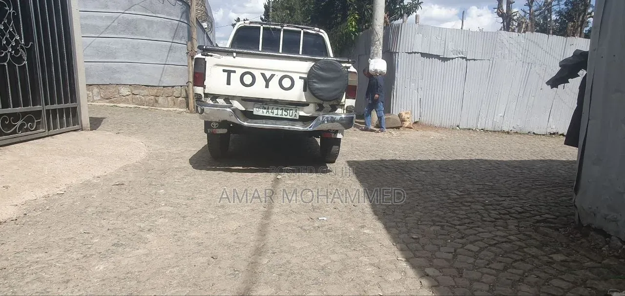 Toyota Hilux 2001 White