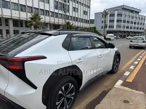 Toyota bZ4X 71.4 kWh AWD 2022 White