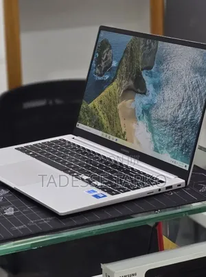 New Laptop Samsung Galaxy Book4 16GB Intel Core 7 SSD 512GB
