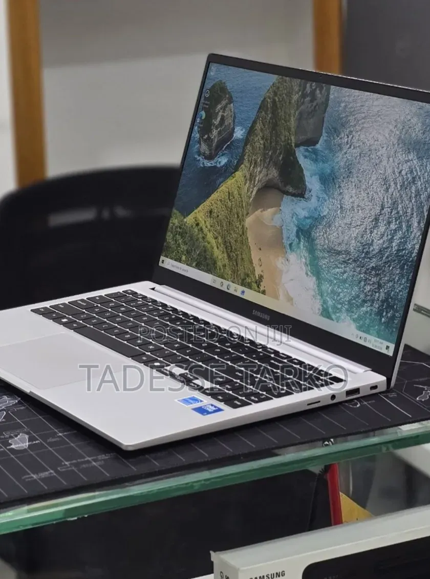 New Laptop Samsung Galaxy Book4 16GB Intel Core 7 SSD 512GB