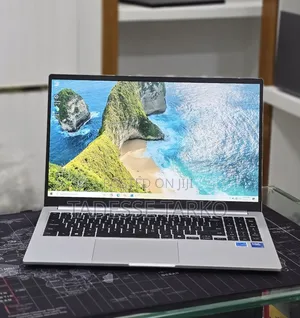 New Laptop Samsung Galaxy Book4 16GB Intel Core 7 SSD 512GB