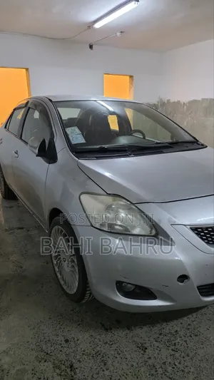 Toyota Yaris 2011 Silver