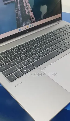 New Laptop HP ZBook Firefly G9 16GB Intel Core i7 SSD 512GB