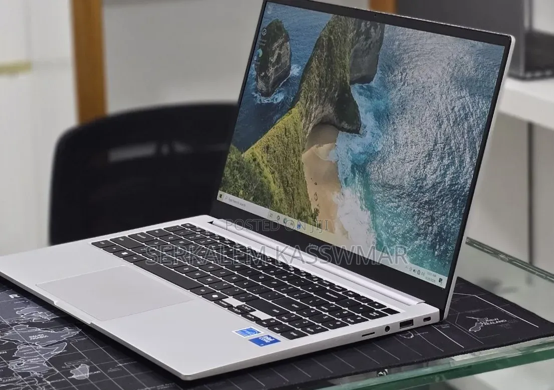 New Laptop Samsung Galaxy Book4 16GB Intel Core i7 SSD 512GB