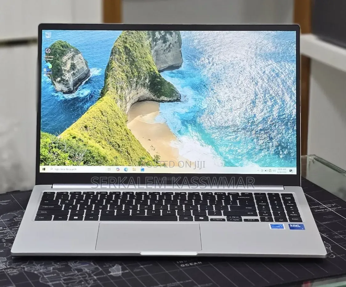New Laptop Samsung Galaxy Book4 16GB Intel Core i7 SSD 512GB