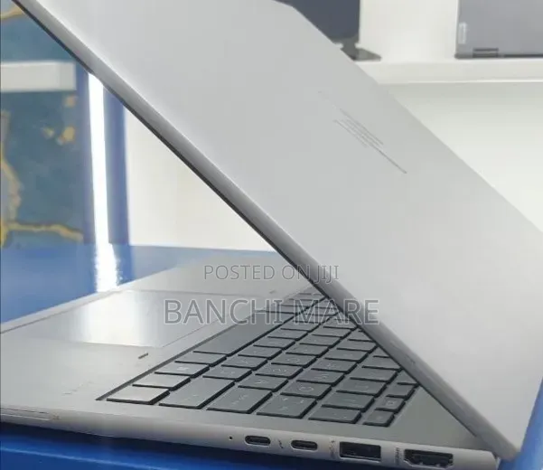 New Laptop HP ZBook Firefly G9 16GB Intel Core i7 SSD 512GB