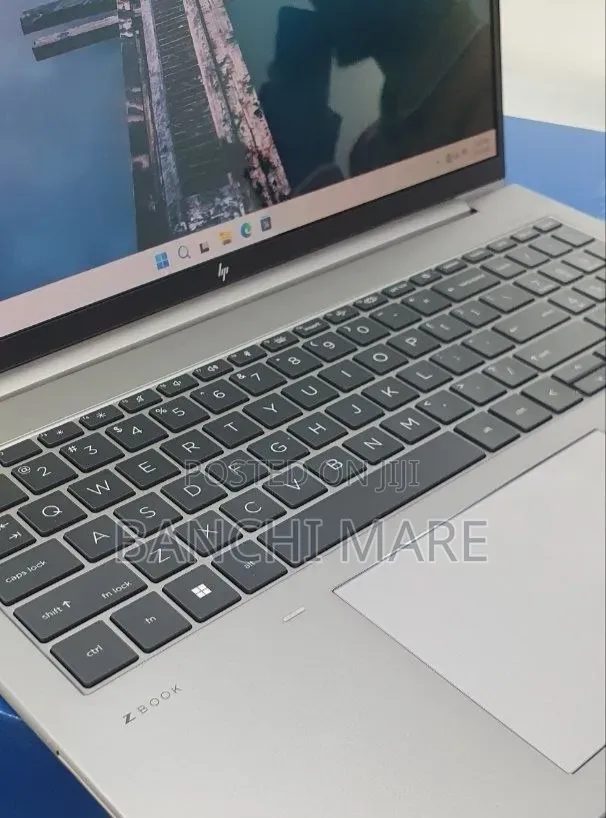 New Laptop HP ZBook Firefly G9 16GB Intel Core i7 SSD 512GB