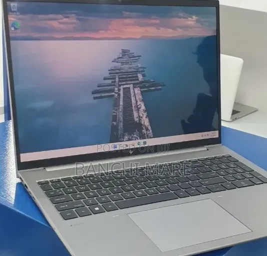 New Laptop HP ZBook Firefly G9 16GB Intel Core i7 SSD 512GB