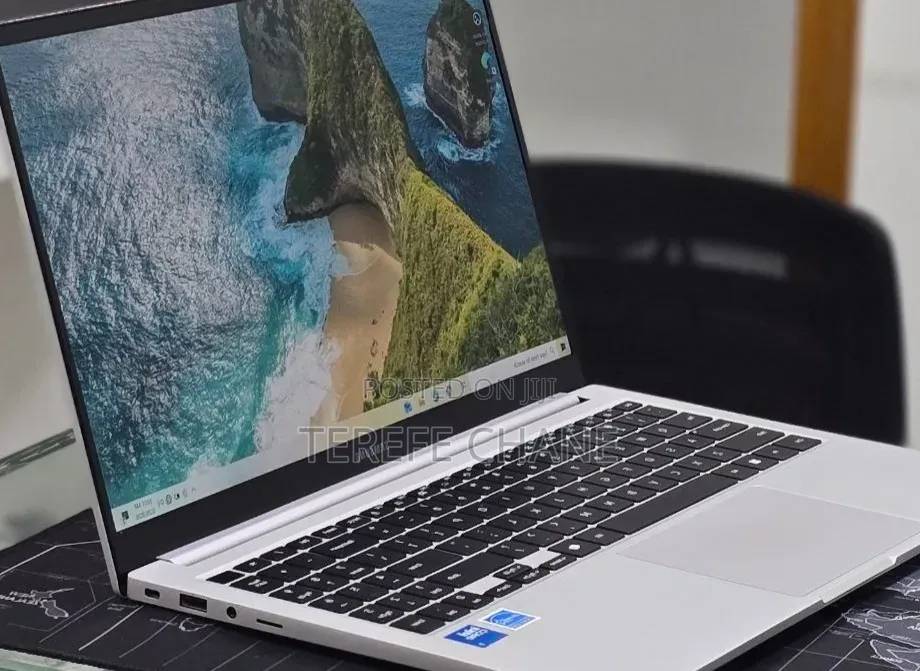 New Laptop Samsung Galaxy Book4 16GB Intel Core 7 SSD 512GB