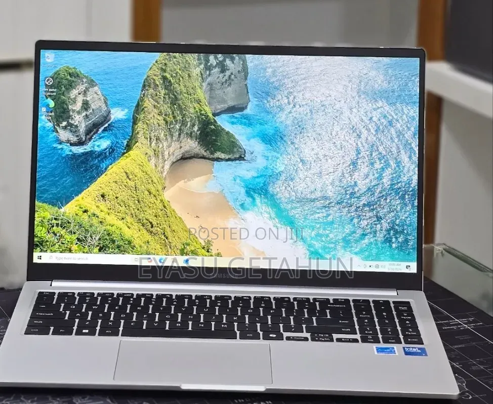 New Laptop Samsung Galaxy Book4 16GB Intel Core 7 SSD 512GB