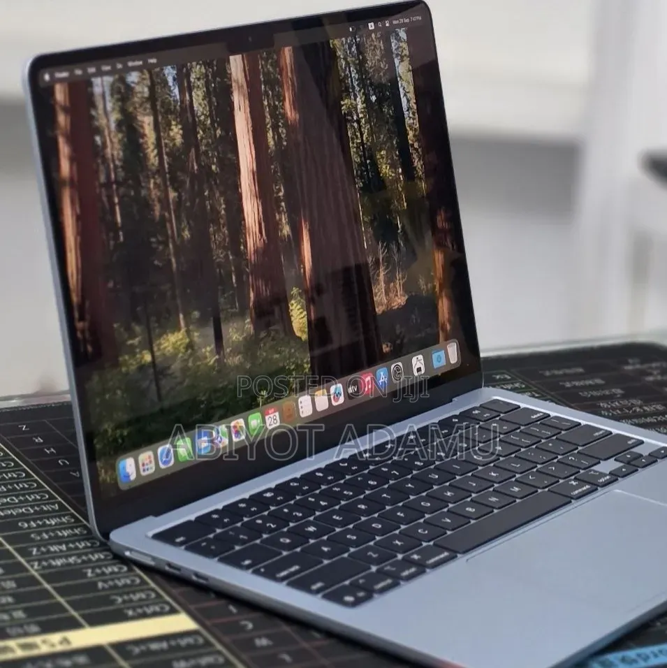 New Laptop Apple MacBook Air 2025 M4 16GB Apple M4 SSD 512GB