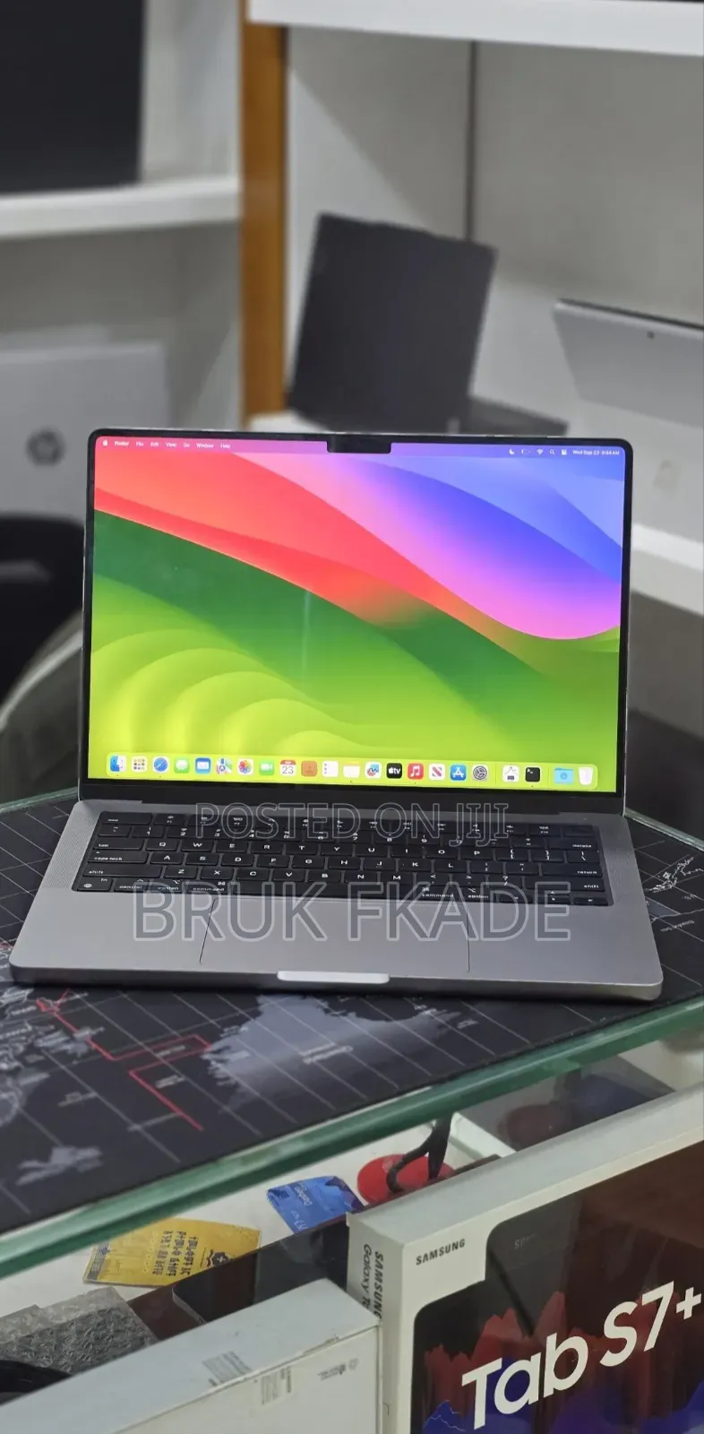 New Laptop Apple MacBook Pro 2023 M3 8GB Apple M3 Pro SSD 512GB