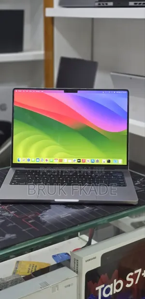 New Laptop Apple MacBook Pro 2023 M3 8GB Apple M3 Pro SSD 512GB