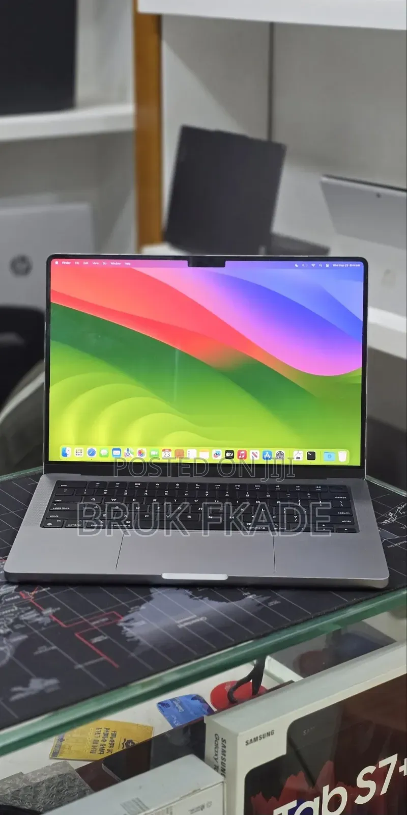 New Laptop Apple MacBook Pro 2023 M3 8GB Apple M3 Pro SSD 512GB