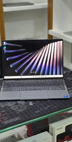 New Laptop Dell XPS 13 8GB Intel Core 5 SSD 512GB