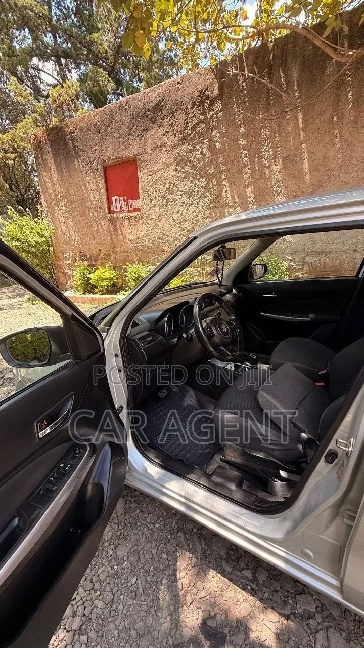 Suzuki Swift 2022 Silver