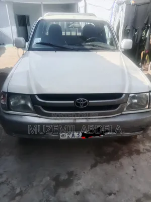 Toyota Hilux 2002 White