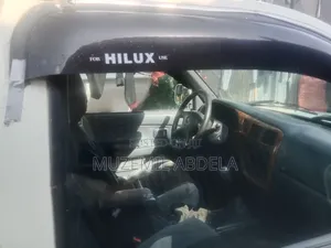 Toyota Hilux 2002 White