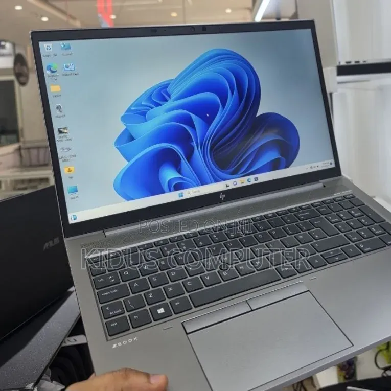 New Laptop HP ZBook Studio 16GB Intel Core i7 SSD 512GB