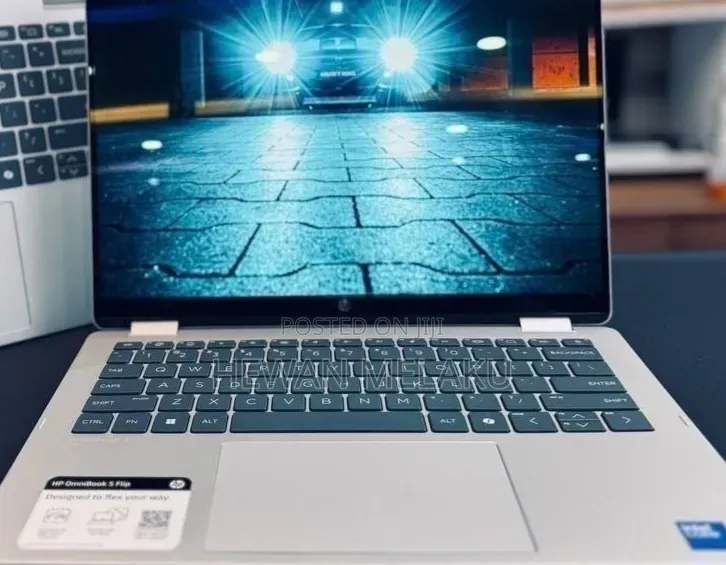 New Laptop HP OmniBook 5 Flip 16GB Intel Core 7 SSD 512GB