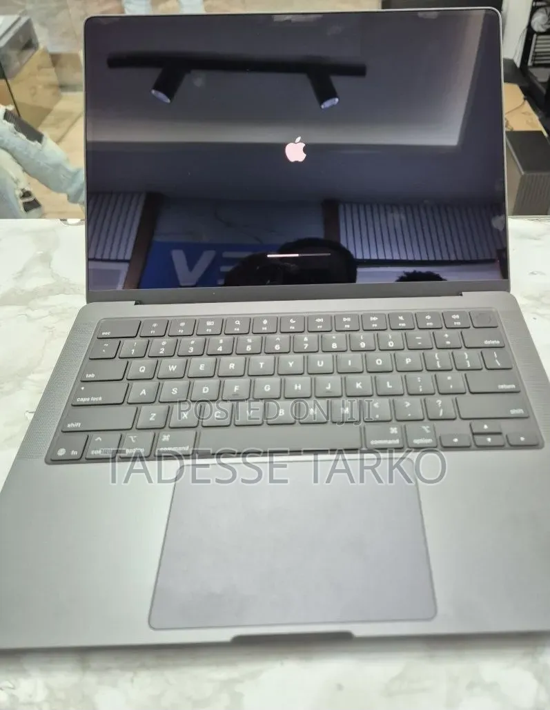New Laptop Apple MacBook Pro 2025 M5 16GB Apple M5 Pro SSD 1T