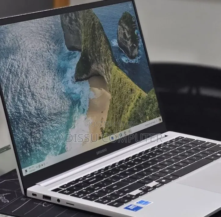 New Laptop Samsung Galaxy Book4 16GB Intel Core 7 SSD 512GB
