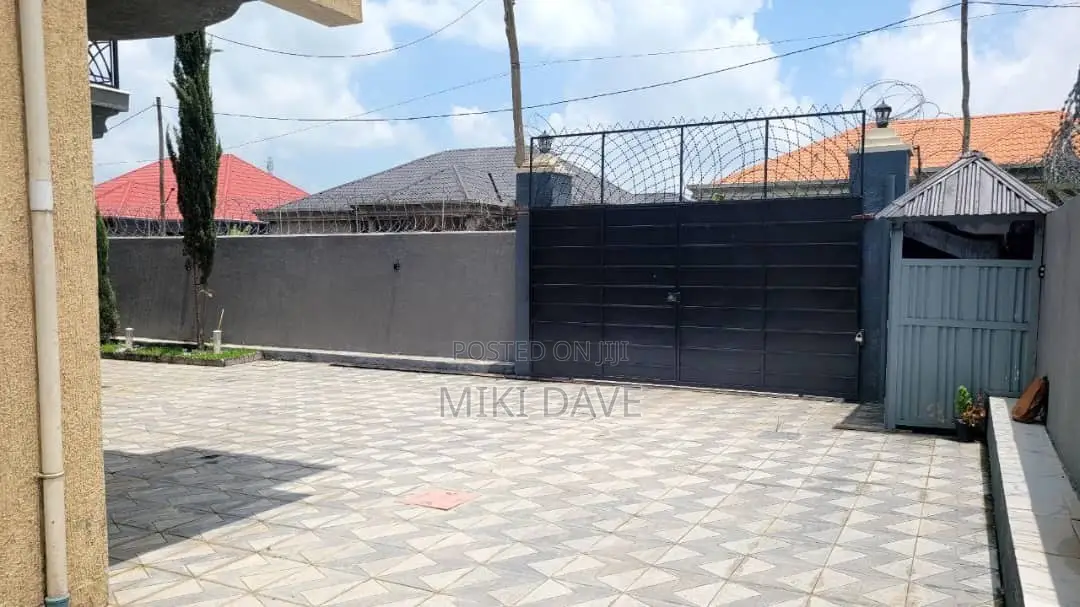 8bdrm House in East Shewa for rent