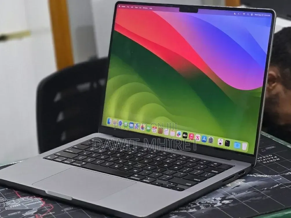 New Laptop Apple MacBook Pro 2023 M3 8GB Apple M3 Pro SSD 512GB