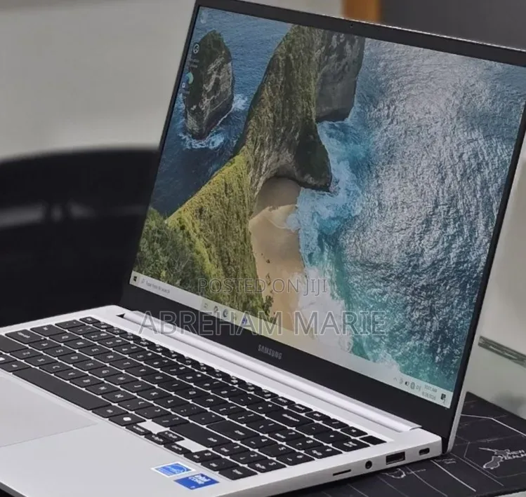 New Laptop Samsung Galaxy Book4 16GB Intel Core 7 SSD 512GB