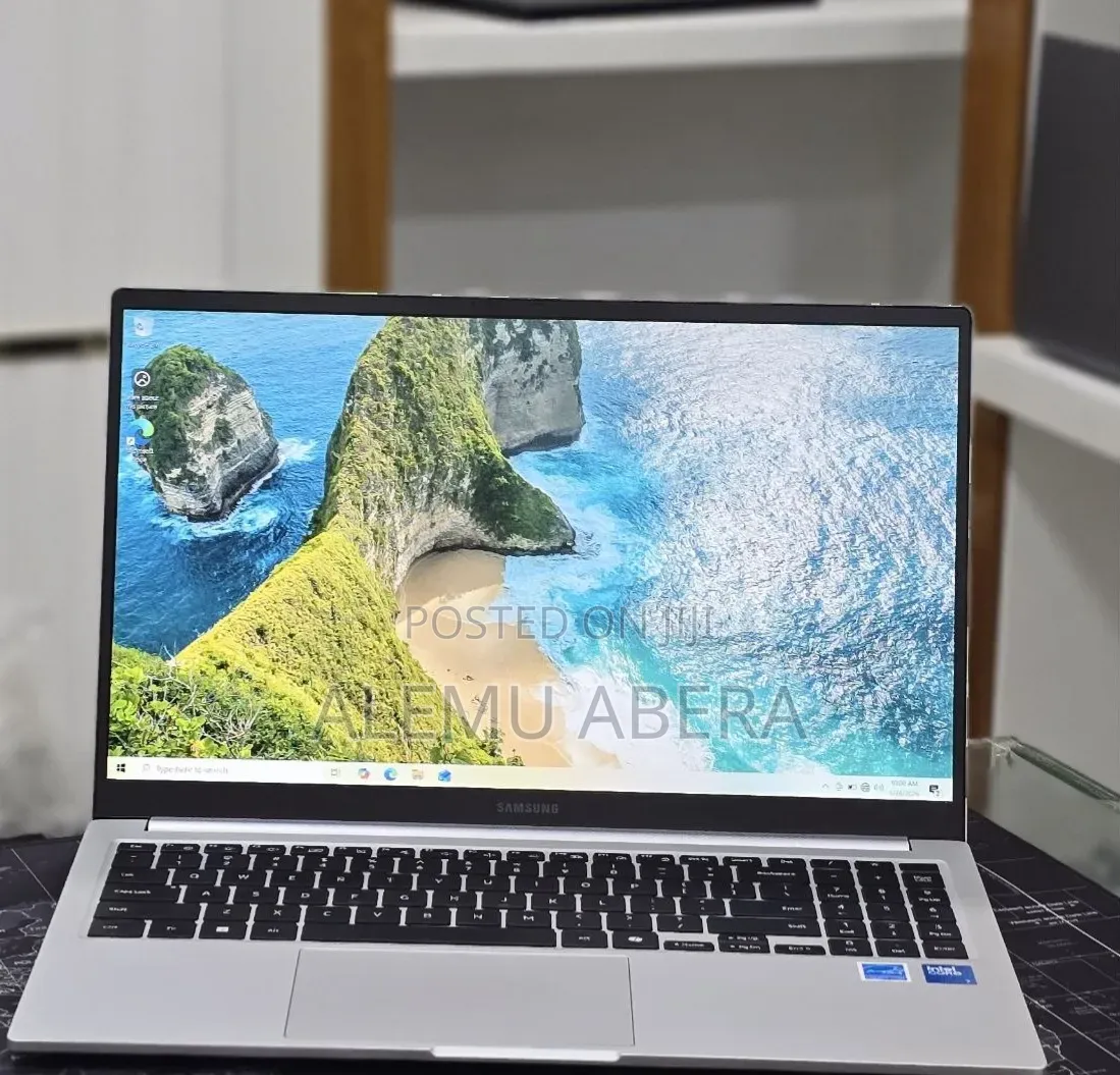 New Laptop Samsung Galaxy Book4 16GB Intel Core 7 SSD 512GB