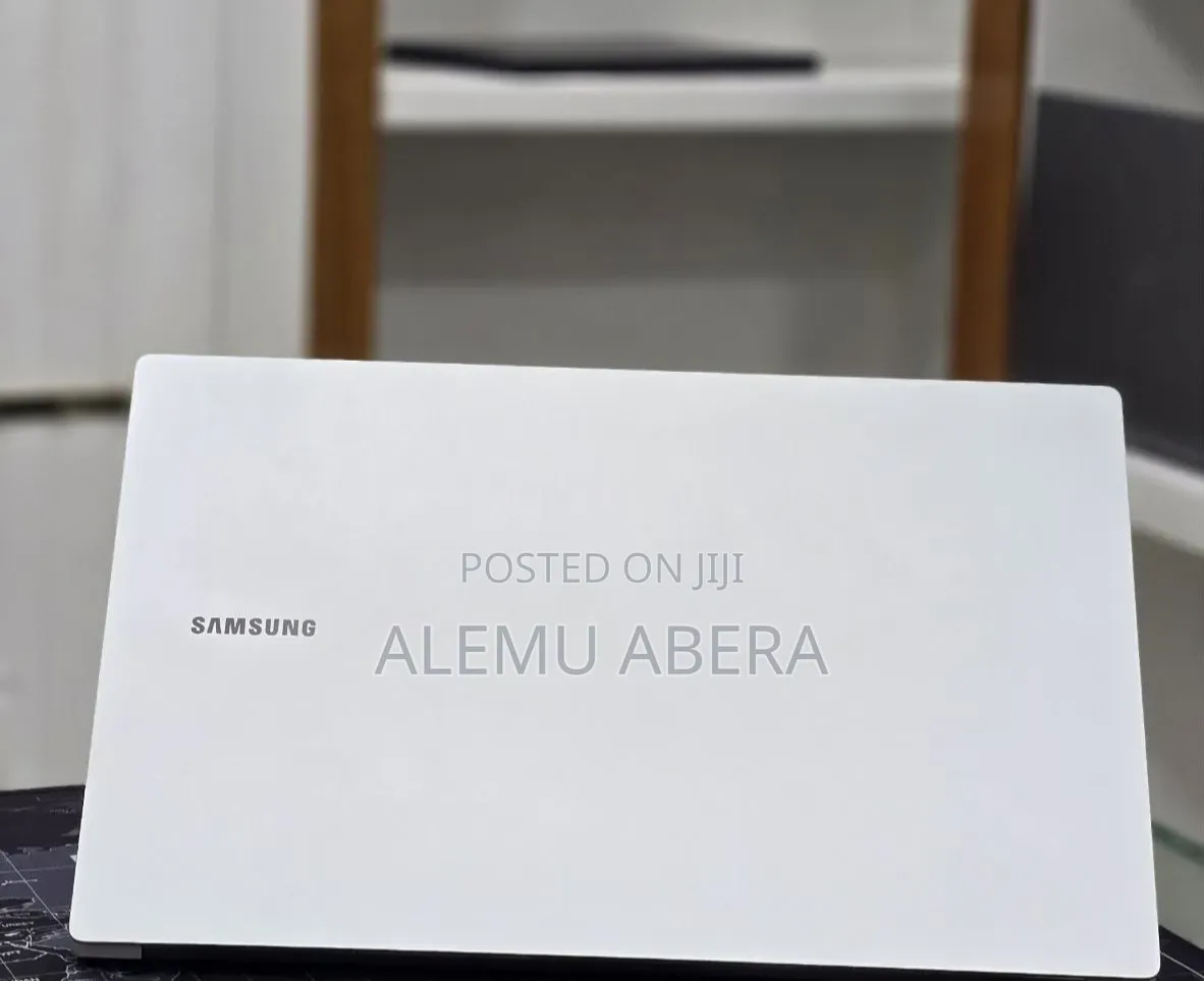 New Laptop Samsung Galaxy Book4 16GB Intel Core 7 SSD 512GB