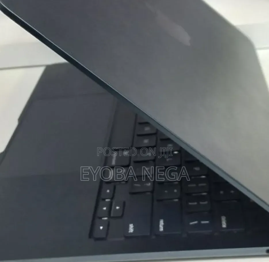 New Laptop Apple MacBook Air 2022 M2 8GB Apple M2 SSD 256GB
