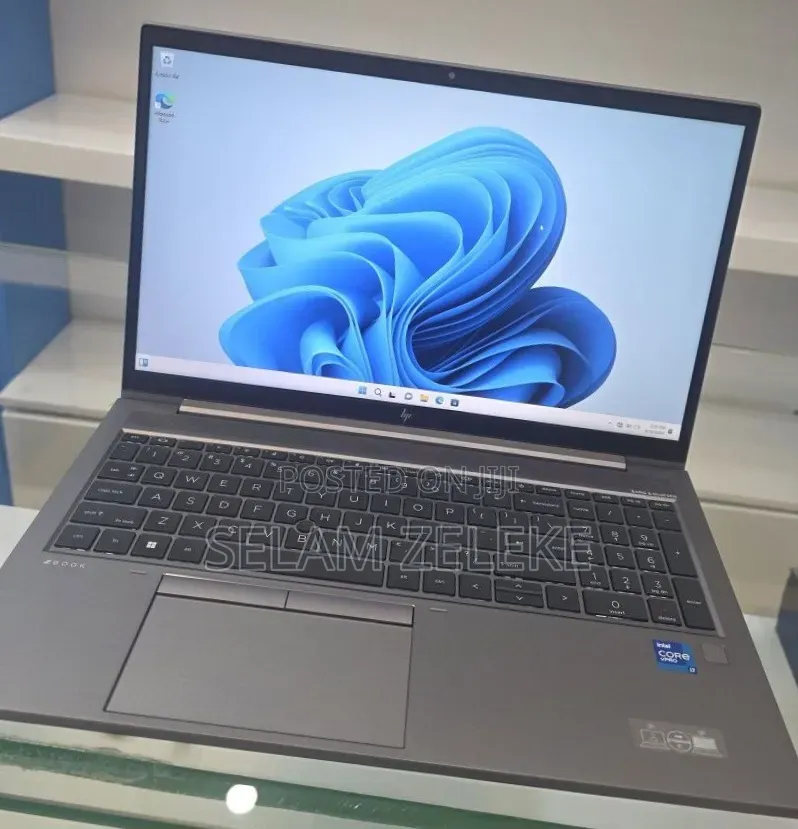 New Laptop HP ZBook Firefly G8 16GB Intel Core i7 SSD 512GB