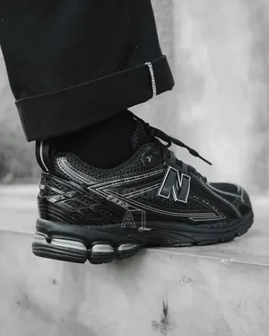 New Balance 1906r Black (SIZE 42only)