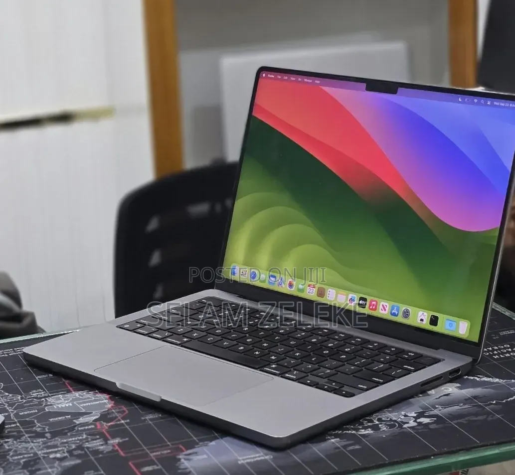 New Laptop Apple MacBook Pro 2023 M3 8GB Apple M3 Pro SSD 512GB