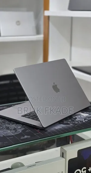 New Laptop Apple MacBook Pro 2022 M2 16GB Apple M2 SSD 512GB
